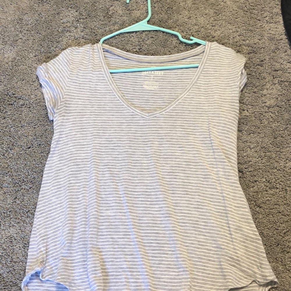 AMERICAN EAGLE V-NECK TEE